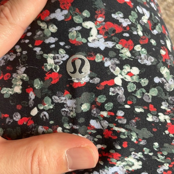 Lululemon scalloped cropped leggings size 4 - Picture 3 of 4